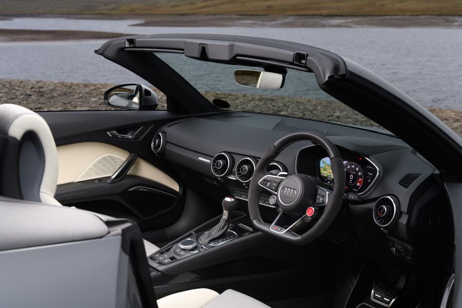 Интерьер Audi TT RS Roadster (8S) 2016 года  (UK) (фото 2 из 40)